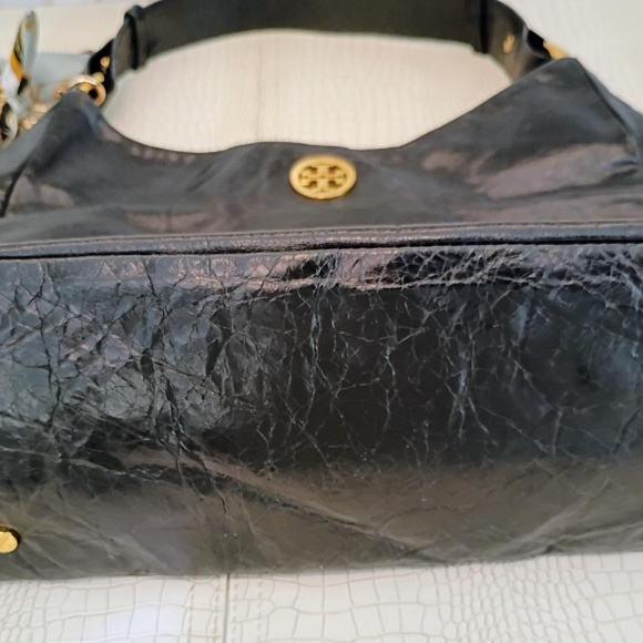 Rare Close to New Classic Torey Burch Large Shoulder Bag is crafted in Crinkled - Picture 5 of 16
